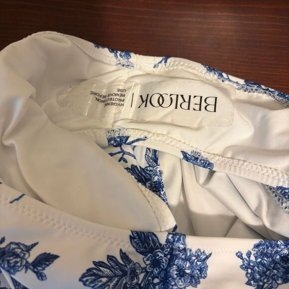Berlook White & Blue Floral One Piece Swimsuit Size Medium NEW - Picture 14 of 15